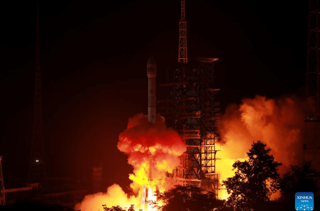 Chinese data relay satellite Tianlian blasts off